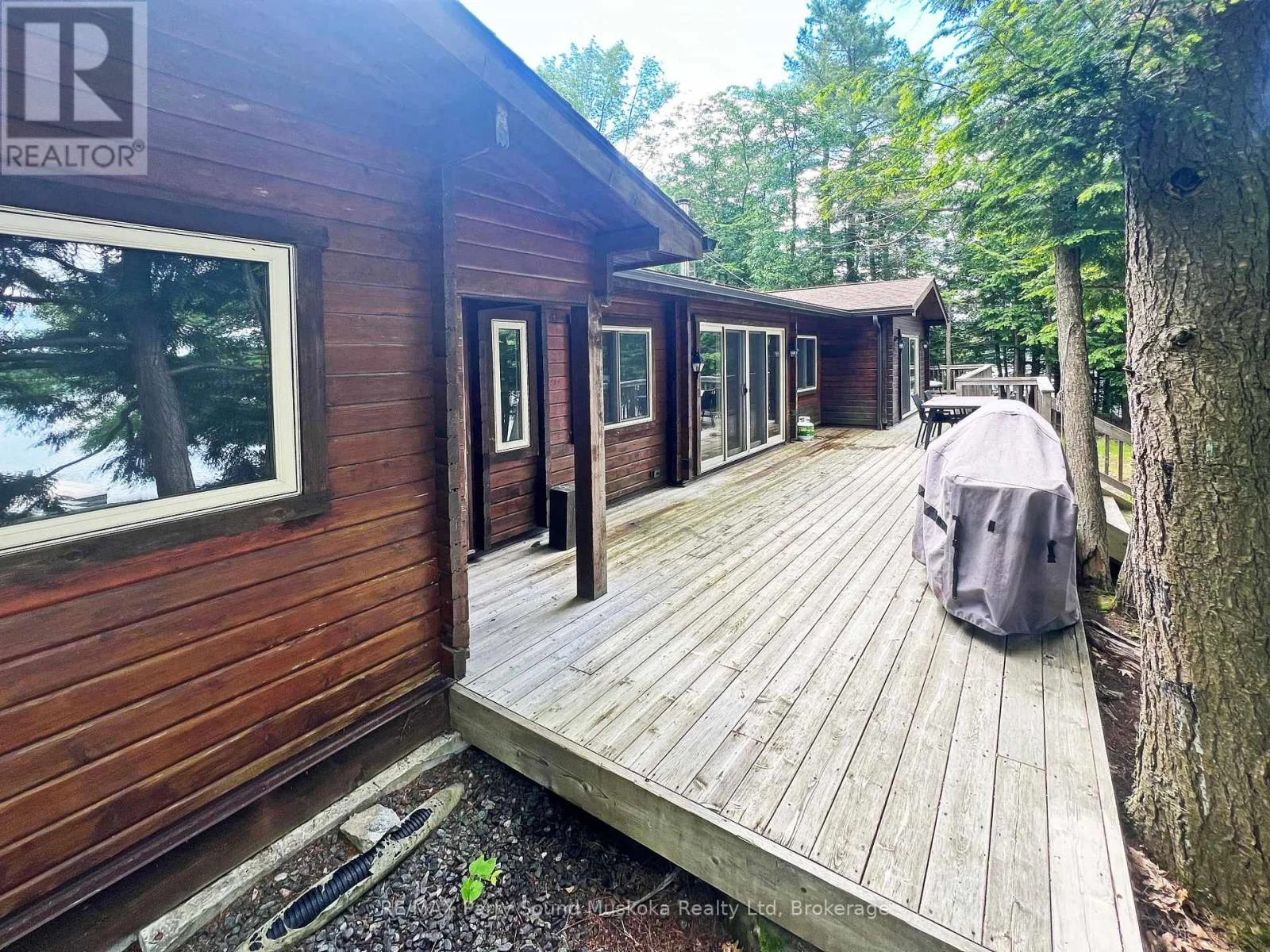 Deck along the cedar cottage